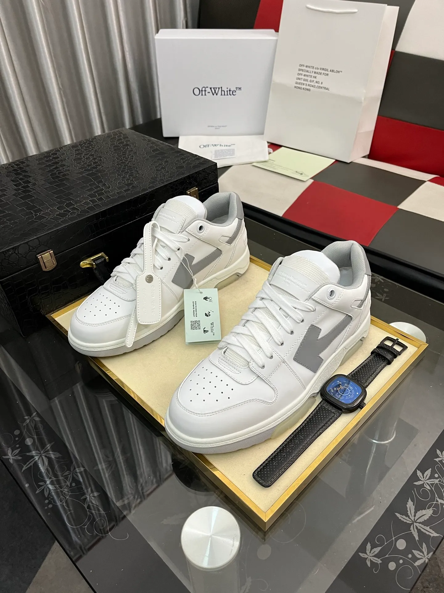 Men's shoes 💰600⌚️⌚️ OFF-White C/O VirGil Abloh fashionable and versatile casual shoes. Exclusive first release of the new model. Made of environmentally friendly cowhide leather and mesh fabric upper material. The insole is embedded with foam cushioning EVA material. The correct midsole is equipped with EVA lightweight cushioning. External tooth nail rubber outsole. The correct accessories can be customized simultaneously. Women's model: 35-40 Men's model: 39-45